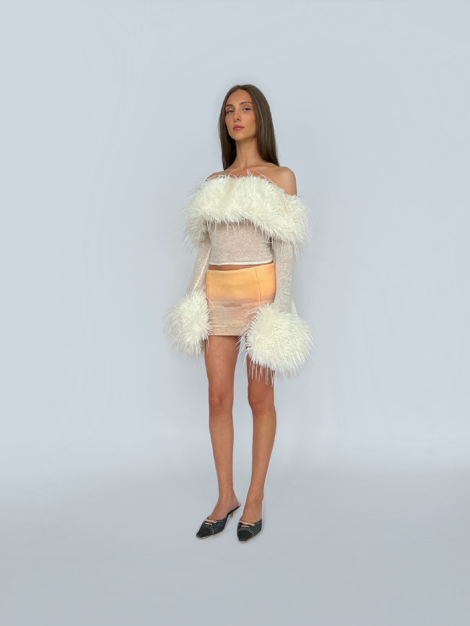 White sweater with fur and long sleeves