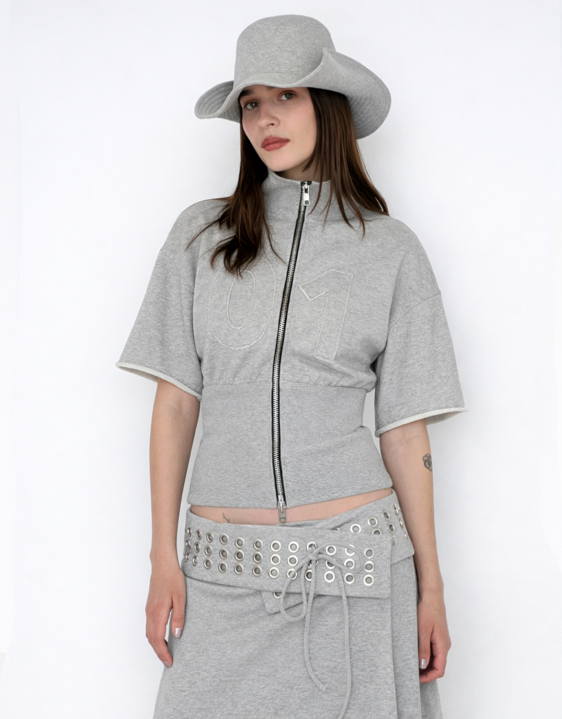 Grey hoodie with embroidered 0 1, long sleeves and zipper